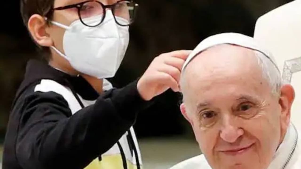 മാര്പാപ്പയുടെ തൊപ്പിയെടുക്കാന് ശ്രമിച്ച് ബാലന്, പകരം മറ്റൊരു തൊപ്പി, വീഡിയോ മാര്പാപ്പയുടെ തൊപ്പിയെടുക്കാന് ശ്രമിച്ച് ബാലന്, പകരം മറ്റൊരു തൊപ്പി, വീഡിയോ