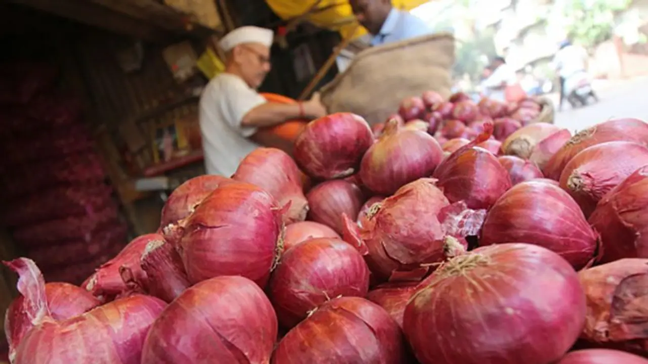ರಾಜ್ಯದ ಈರುಳ್ಳಿಗೆ ಬೆಲೆ ಇಲ್ಲ, ಪೂನಾ ಈರುಳ್ಳಿಗೆ ಹೆಚ್ಚು ಬೆಲೆ; ರೈತ ಕಂಗಾಲು ರಾಜ್ಯದ ಈರುಳ್ಳಿಗೆ ಬೆಲೆ ಇಲ್ಲ, ಪೂನಾ ಈರುಳ್ಳಿಗೆ ಹೆಚ್ಚು ಬೆಲೆ; ರೈತ ಕಂಗಾಲು