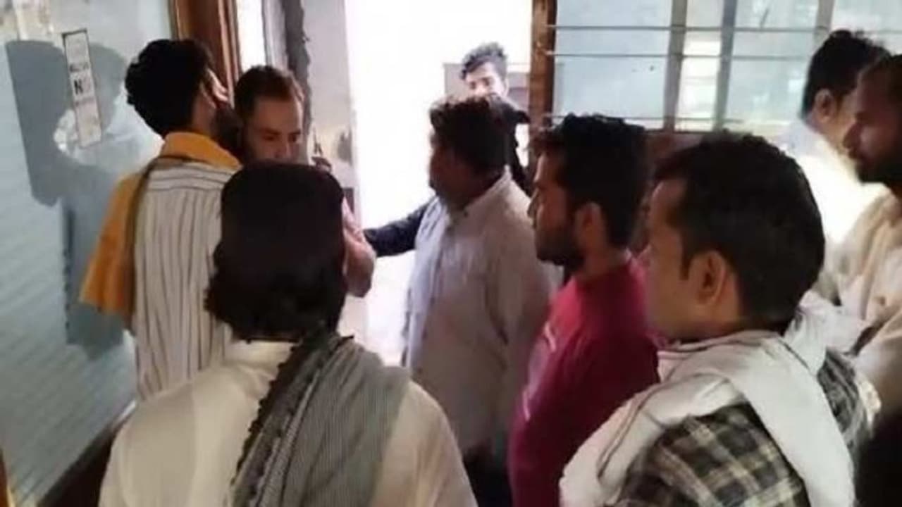 इस लापरवाही की क्या सजा? डॉक्टर्स ने बुखार के मरीज का कन्फ्यूजन में ऑपरेशन कर दिया, कुछ देर में मौत इस लापरवाही की क्या सजा? डॉक्टर्स ने बुखार के मरीज का कन्फ्यूजन में ऑपरेशन कर दिया, कुछ देर में मौत