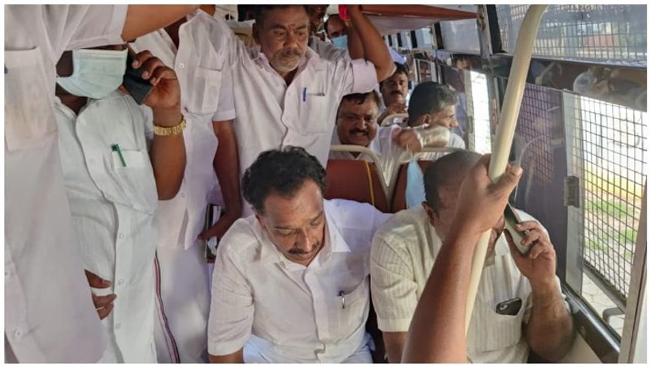 அதிமுக முன்னாள் அமைச்சர் எம்.ஆர்.விஜயபாஸ்கர் கைது... கரூரில் பரபரப்பு..! அதிமுக முன்னாள் அமைச்சர் எம்.ஆர்.விஜயபாஸ்கர் கைது... கரூரில் பரபரப்பு..!