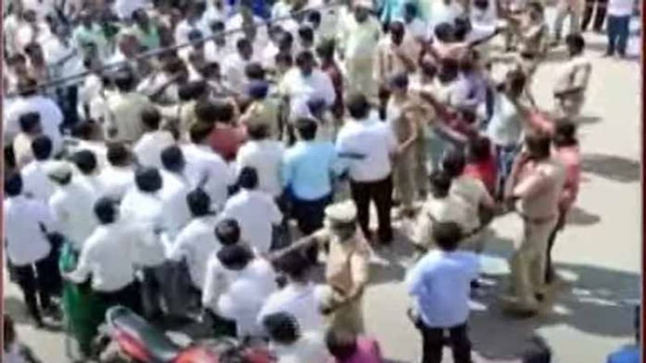 కుప్పం మున్సిపల్ కమిషనరేట్ పై దాడి.. ఎన్. అమరనాథ్రెడ్డితో సహా 19 మంది టీడీపీ నేతలపై కేసు... కుప్పం మున్సిపల్ కమిషనరేట్ పై దాడి.. ఎన్. అమరనాథ్రెడ్డితో సహా 19 మంది టీడీపీ నేతలపై కేసు...