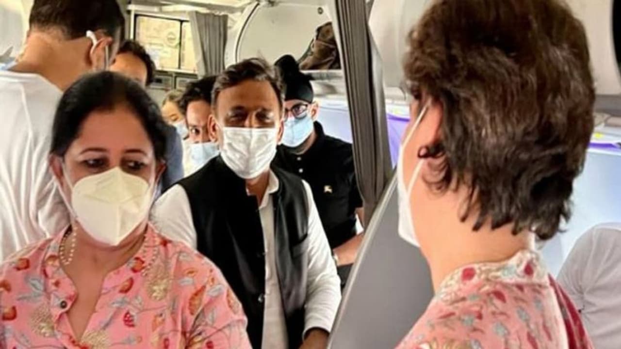 जब फ्लाइट में अचानक आमने सामने आ गए प्रियंका अखिलेश, हाथ जोड़े, मुस्कुराए, जानिए क्या हुई बात... जब फ्लाइट में अचानक आमने सामने आ गए प्रियंका अखिलेश, हाथ जोड़े, मुस्कुराए, जानिए क्या हुई बात...