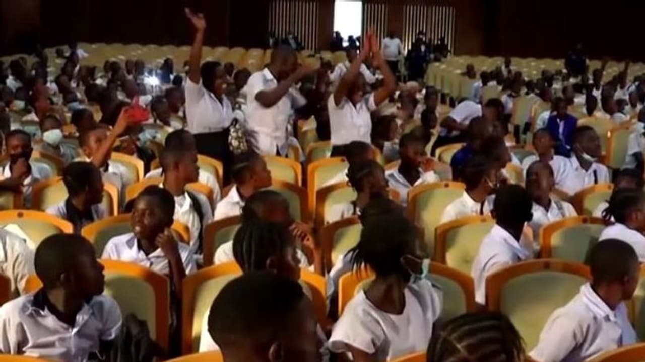 പഠിക്കണമെന്നാവശ്യപ്പെട്ട് വിദ്യാര്‍ത്ഥികള്‍ പാര്‍ലമെന്റിലേക്ക് ഇരച്ചുകയറി