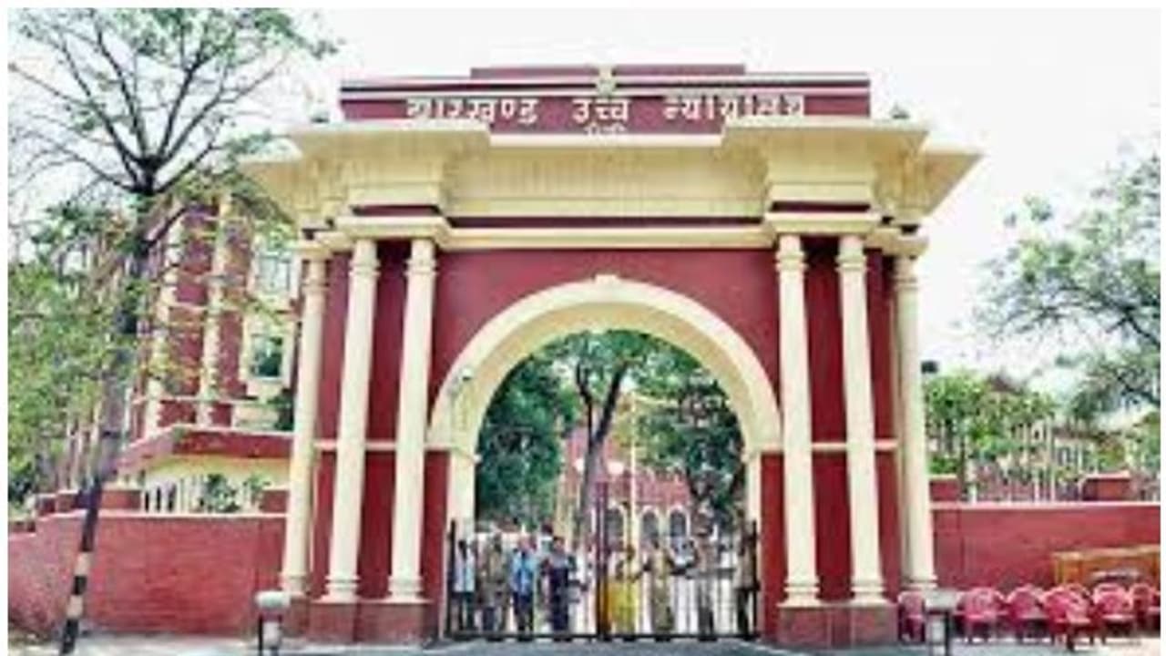 സിബിഐ ഉദ്യോഗസ്ഥര് സെക്രട്ടറിയേറ്റിലെ ഉദ്യോഗസ്ഥരെ പോലെയാണ് പെരുമാറുന്നത്; ഝാര്ഖണ്ഡ് ഹൈക്കോടതി സിബിഐ ഉദ്യോഗസ്ഥര് സെക്രട്ടറിയേറ്റിലെ ഉദ്യോഗസ്ഥരെ പോലെയാണ് പെരുമാറുന്നത്; ഝാര്ഖണ്ഡ് ഹൈക്കോടതി