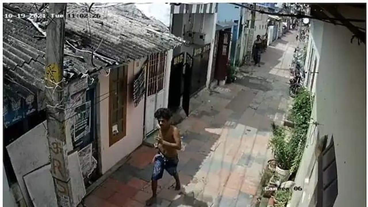 പൊലീസിന് നേരെ ബോംബെറിഞ്ഞ് കൊലപ്പെടുത്താൻ ശ്രമം; പ്രതി പ്രടിയില്‍