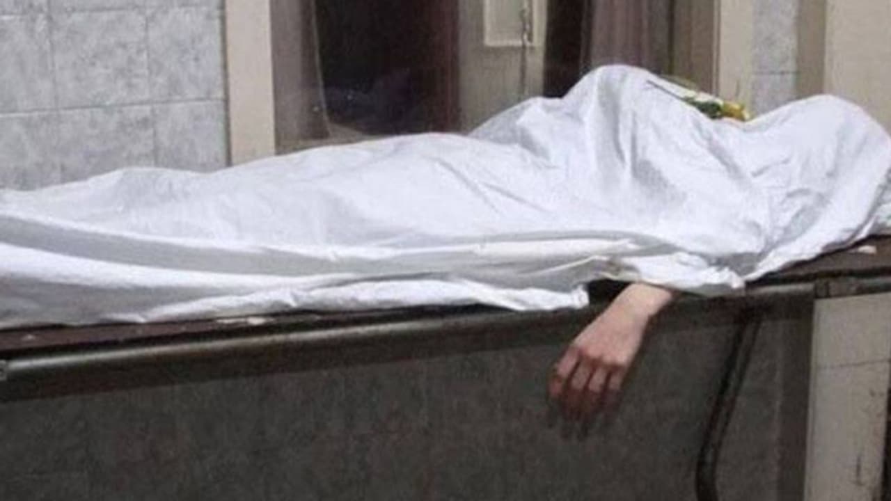 खून से लथपथ फर्श पर पड़ी थी महिला, 15 बार मारा गया था चाकू, जांच में पता चली एक लड़के की घिनौनी करतूत खून से लथपथ फर्श पर पड़ी थी महिला, 15 बार मारा गया था चाकू, जांच में पता चली एक लड़के की घिनौनी करतूत