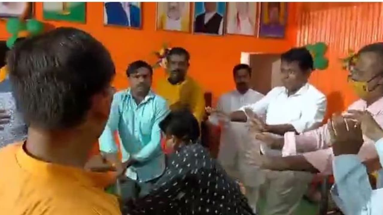 দিলীপ সুকান্তের সভার আগে উত্তেজনা দাঁইহাটে, দলীয় কার্যালয়ে ভাঙচুর মারমারি