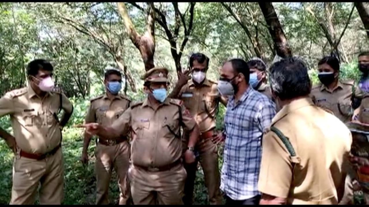 ഗര്ഭിണിയായ കാട്ടാന സ്ഫോടക വസ്തു പെട്ടിത്തെറിച്ച് ചരിഞ്ഞ സംഭവത്തില് രണ്ടാം പ്രതിയെ എത്തിച്ച് തെളിവെടുത്തു ഗര്ഭിണിയായ കാട്ടാന സ്ഫോടക വസ്തു പെട്ടിത്തെറിച്ച് ചരിഞ്ഞ സംഭവത്തില് രണ്ടാം പ്രതിയെ എത്തിച്ച് തെളിവെടുത്തു