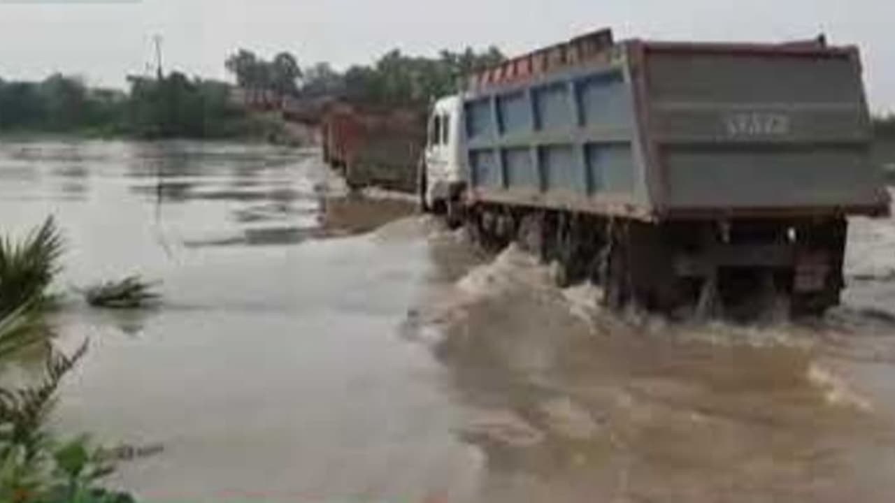 ঝাড়খণ্ডে ভারী বৃষ্টির জের, মুর্শিদাবাদে 'উধাও' জাতীয় সড়ক
