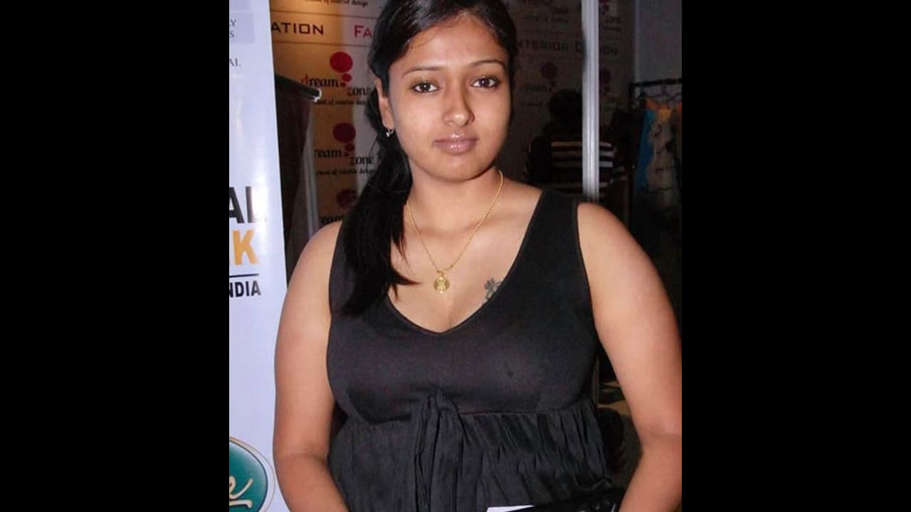 காயத்ரி ரகுராம் சறுக்கி விழுந்தபோது விலகிய புடவை.. ஆபாசமாக பதிவிட்ட திமுக பிரமுகர்.. காவல் ஆணையரிடம் புகார்.