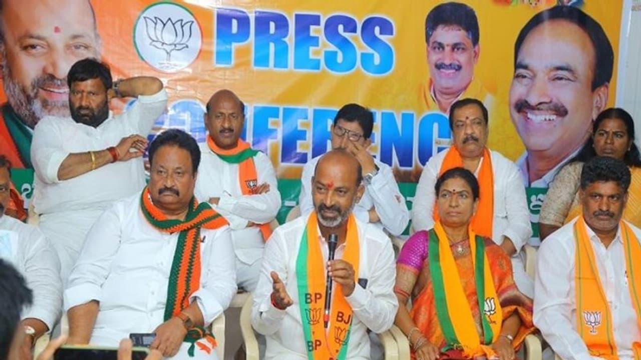 కోమటిరెడ్డి రాజగోపాల్ రెడ్డి బీజేపీలో చేరుతున్నారు.. త్వరలోనే ముహూర్తం : బండి సంజయ్ క్లారిటీ కోమటిరెడ్డి రాజగోపాల్ రెడ్డి బీజేపీలో చేరుతున్నారు.. త్వరలోనే ముహూర్తం : బండి సంజయ్ క్లారిటీ