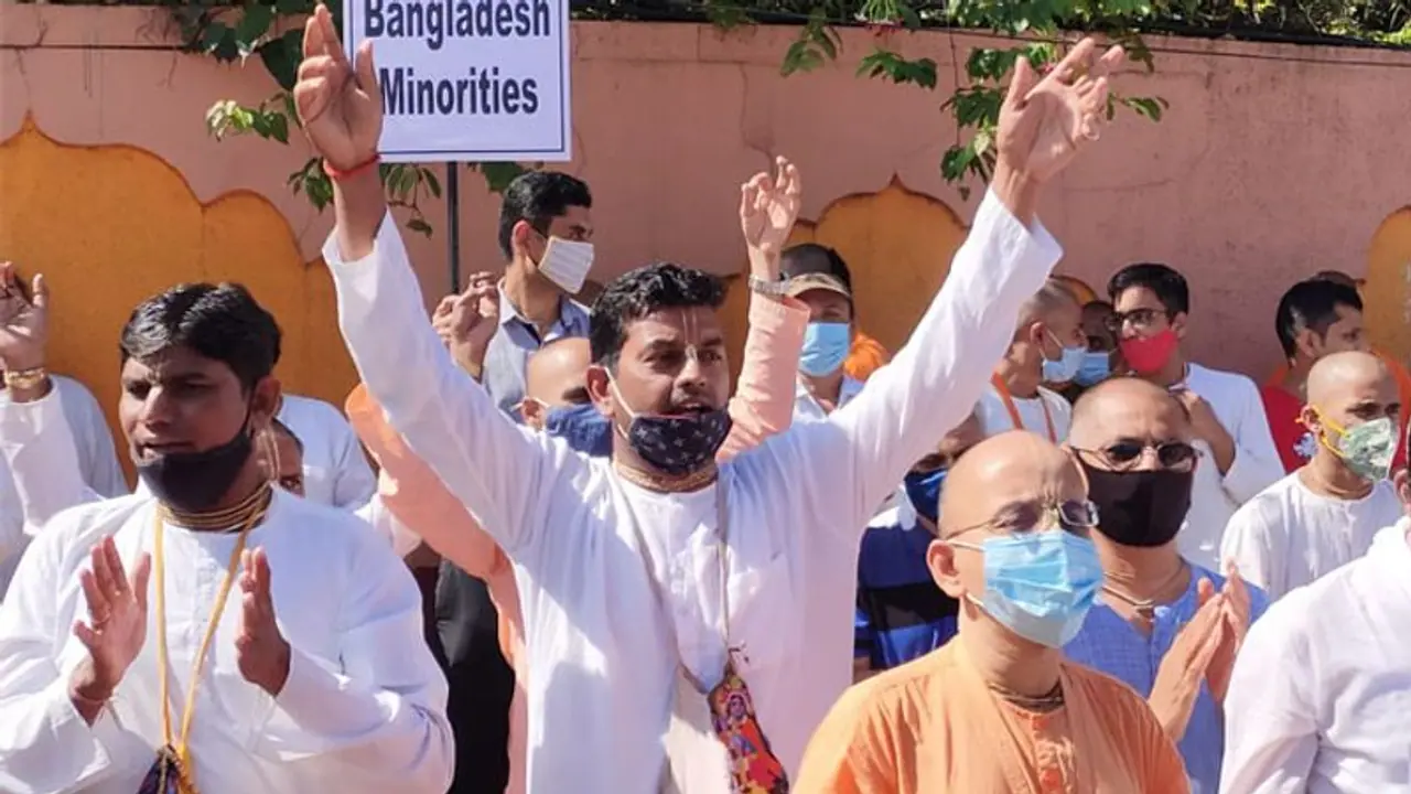 बांग्लादेश में हिंदुओं पर हुए हमले के विरोध में ISKCON ने दुनियाभर के 150 देशों में 'कीर्तन' करके जताया विरोध बांग्लादेश में हिंदुओं पर हुए हमले के विरोध में ISKCON ने दुनियाभर के 150 देशों में 'कीर्तन' करके जताया विरोध