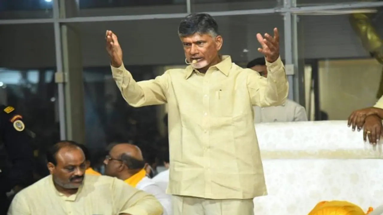 వాసిరెడ్డి పద్మతో వాగ్వాదం : టీడీపీ కార్యాలయానికి మహిళా కమీషన్ ప్రతినిధులు.. చంద్రబాబుకు నోటీసులు వాసిరెడ్డి పద్మతో వాగ్వాదం : టీడీపీ కార్యాలయానికి మహిళా కమీషన్ ప్రతినిధులు.. చంద్రబాబుకు నోటీసులు