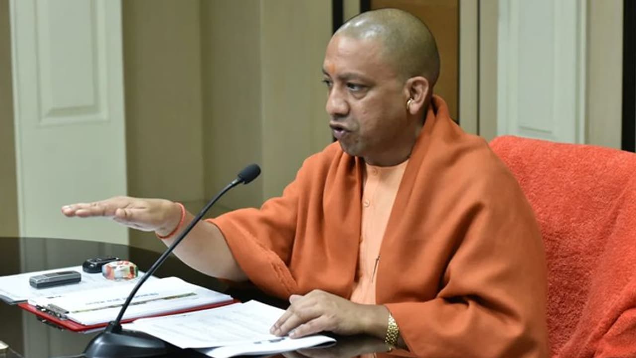 CM योगी का बड़ा फैसला: अब बच्चों के माता पिता खरीद सकेंगे यूनिफार्म, सरकार देगी पैसा, नहीं चलेगी कमीशनबाजी