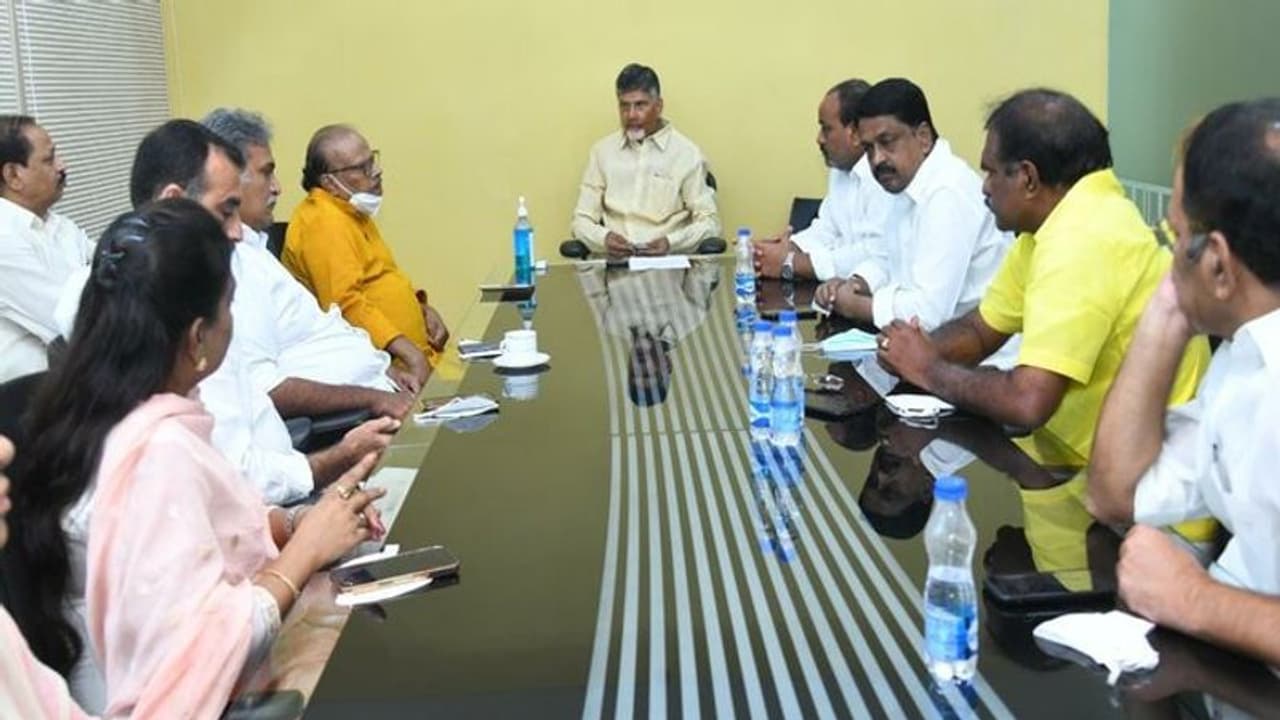 రెండు రోజులు ఢిల్లీలో పర్యటించనున్న చంద్రబాబు బృందం.. సోమవారం మధ్యాహ్నం రాష్ట్రపతి అపాయింట్మెంట్ ఖరారు రెండు రోజులు ఢిల్లీలో పర్యటించనున్న చంద్రబాబు బృందం.. సోమవారం మధ్యాహ్నం రాష్ట్రపతి అపాయింట్మెంట్ ఖరారు