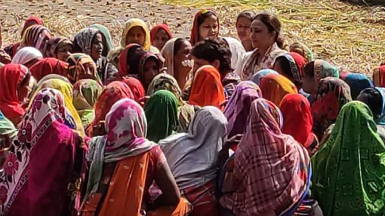 ಕೈ ನಾಯಕಿಯ ಸರಳತೆ, ಹೊಲದಲ್ಲಿ ಮಹಿಳೆಯರೊಂದಿಗೆ ಕುಳಿತ ಪ್ರಿಯಾಂಕಾ, ಅಲ್ಲೇ ಊಟ!