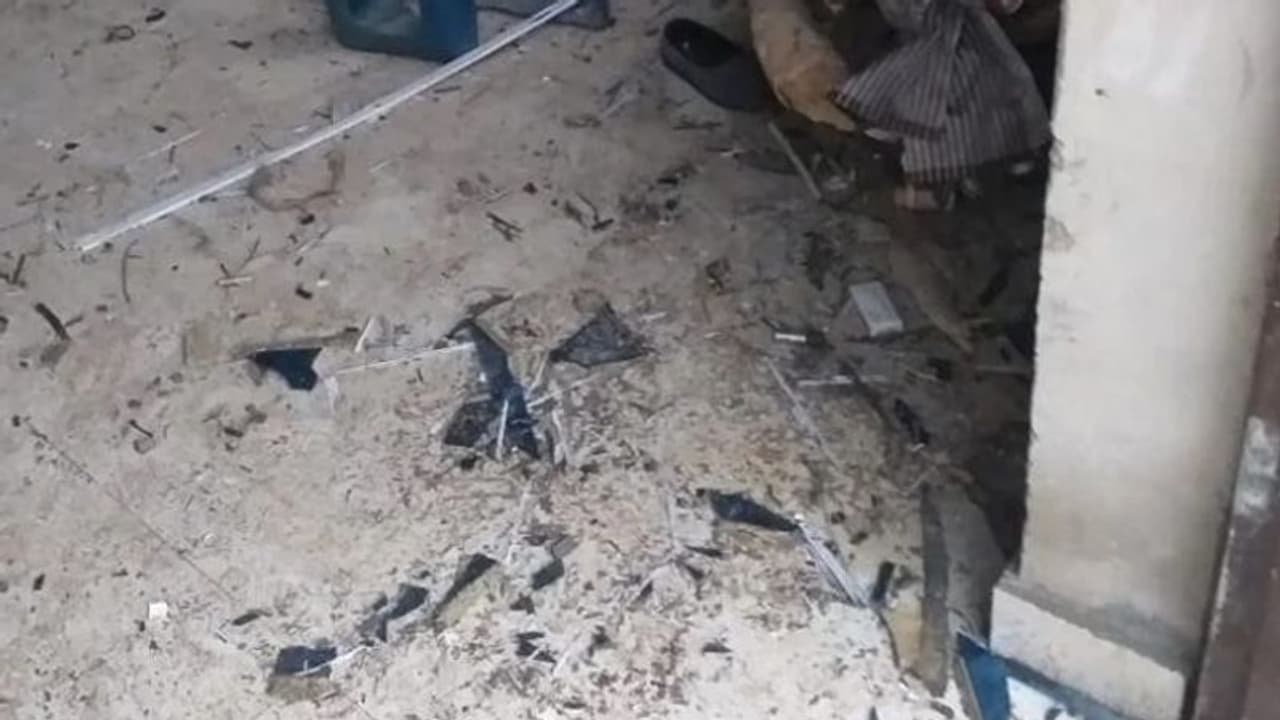 TV गिरने से टूटा घर का फर्श, अंदर मिली 100 साल पुरानी रहस्यमयी चीज, फिर हुआ चौंकाने वाला खुलासा TV गिरने से टूटा घर का फर्श, अंदर मिली 100 साल पुरानी रहस्यमयी चीज, फिर हुआ चौंकाने वाला खुलासा