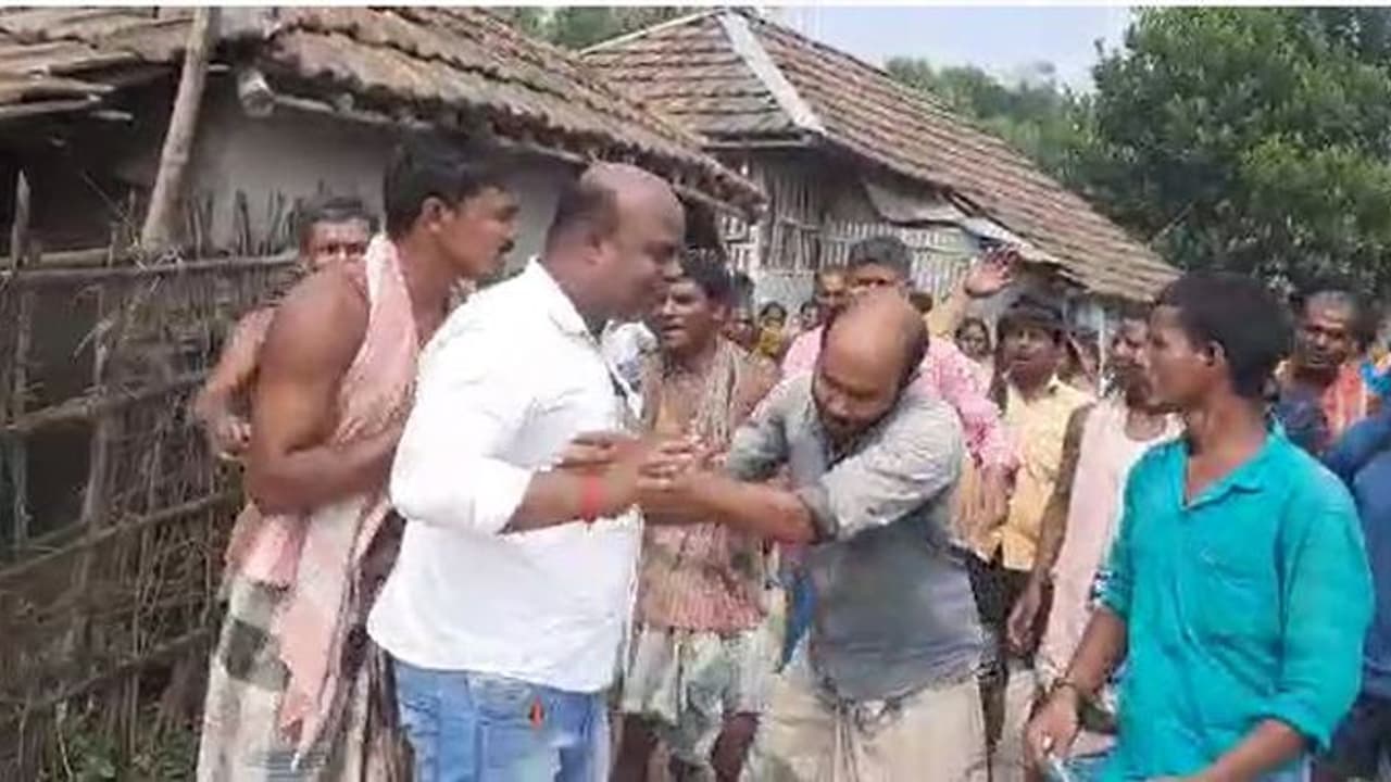 মেলেনি আবাস যোজনার ঘর, ফিরহাদের সভায় যেতে বলায় নেতাদের তাড়া করলেন গ্রামবাসীরা মেলেনি আবাস যোজনার ঘর, ফিরহাদের সভায় যেতে বলায় নেতাদের তাড়া করলেন গ্রামবাসীরা