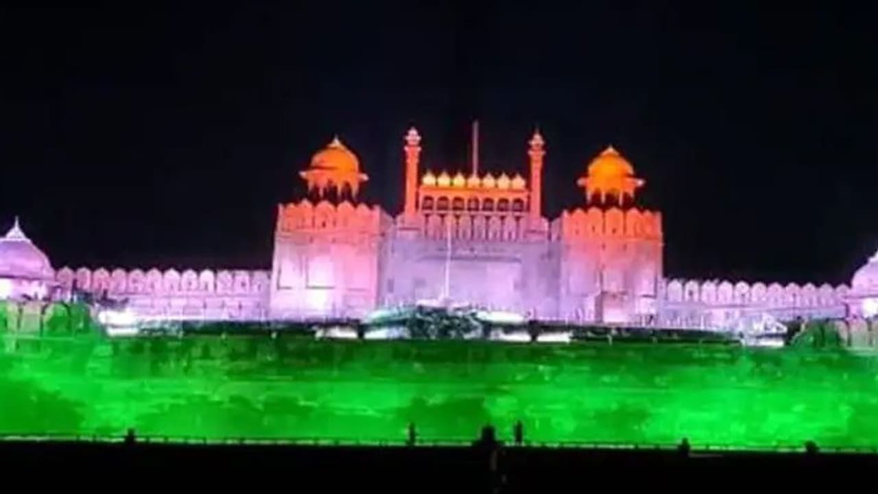 उम्मीद की नई रोशनी: रिकॉर्ड 100 करोड़ वैक्सीनेशन पर तिरंगे की रोशनी से नहाईं देश की धरोहरें