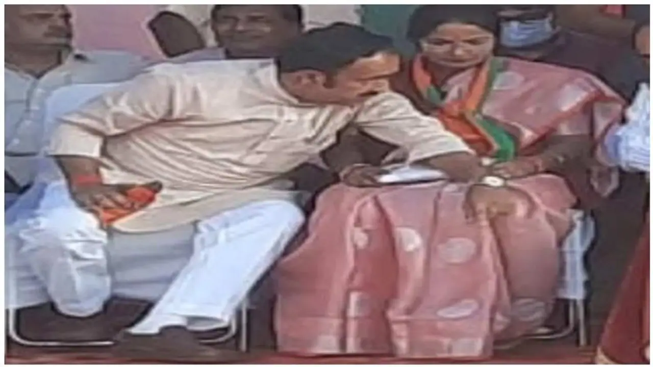 பொதுமேடையில் பெண்ணின் முழங்காலில் கைவைத்த பாஜக அமைச்சர்... சிக்கிய கண்ணாடி கழற்றிய விஜபி..! பொதுமேடையில் பெண்ணின் முழங்காலில் கைவைத்த பாஜக அமைச்சர்... சிக்கிய கண்ணாடி கழற்றிய விஜபி..!