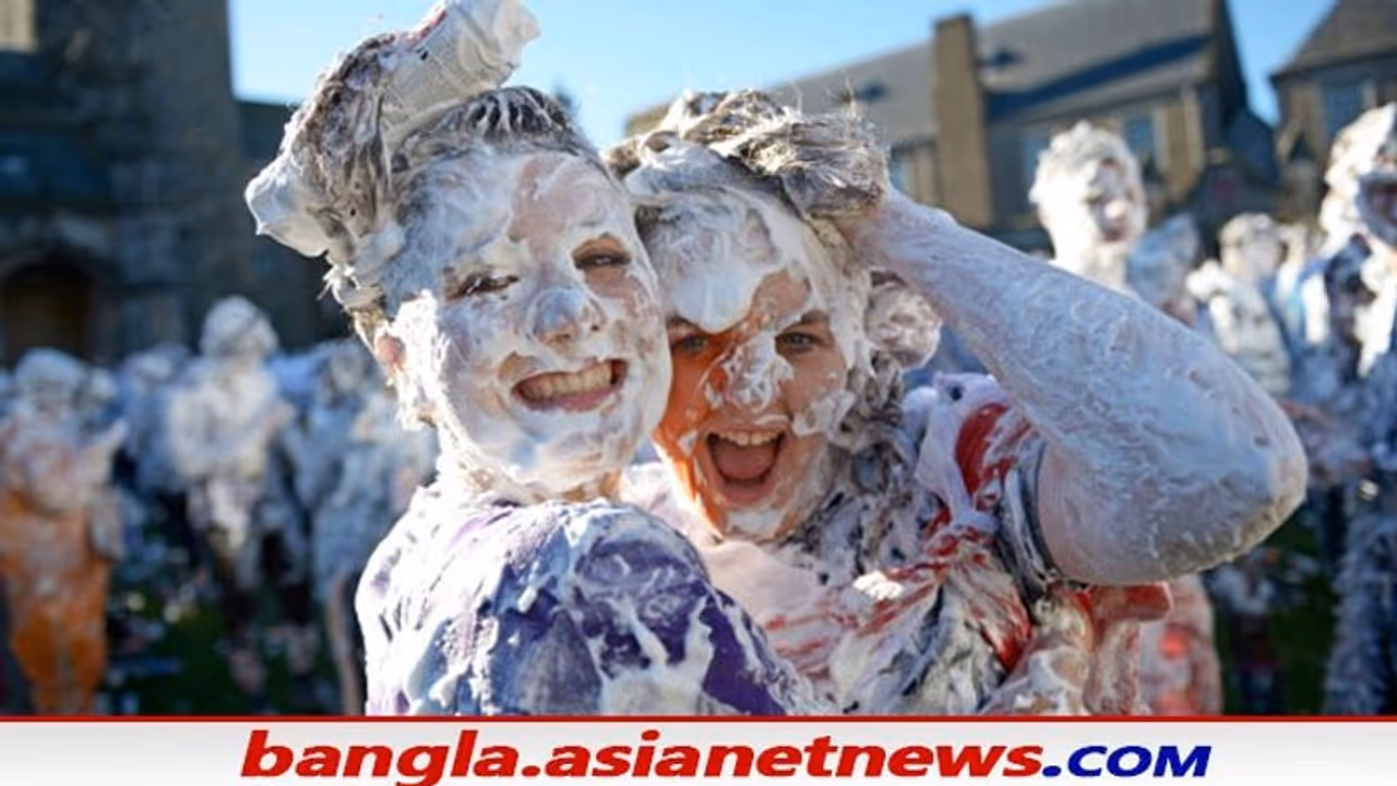 দাড়ি কাটার ফোম মাখিয়ে বরণ করা হয় নবীনদের, এ এক অদ্ভুত উৎসব দাড়ি কাটার ফোম মাখিয়ে বরণ করা হয় নবীনদের, এ এক অদ্ভুত উৎসব