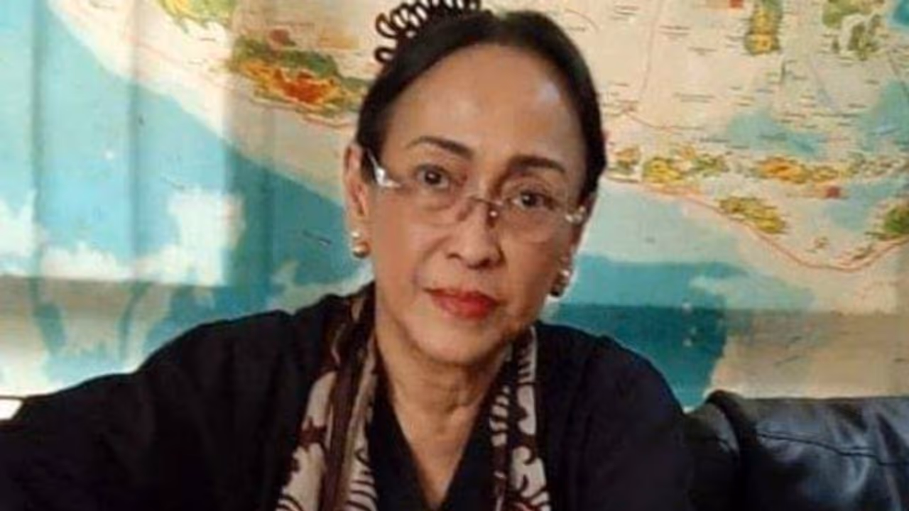 Sukmawati Soekarnoputri, daughter of ex Indonesian Prez Soekarno, converts from Islam to Hindu Sukmawati Soekarnoputri, daughter of ex Indonesian Prez Soekarno, converts from Islam to Hindu