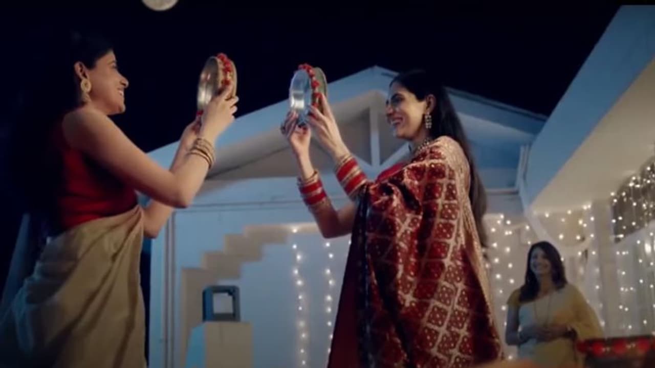 Karwa Chauth पर सेम सेक्स के विज्ञापन से मचा बवाल, ट्विटर यूजर्स ने कहा समलैंगिक करवाचौथ क्यों मनाएंगे Karwa Chauth पर सेम सेक्स के विज्ञापन से मचा बवाल, ट्विटर यूजर्स ने कहा समलैंगिक करवाचौथ क्यों मनाएंगे