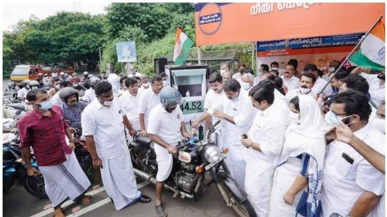 'പെട്രോളിന് 44.52 രൂപ നിരക്കിൽ വിൽപ്പന'; തിക്കിത്തിരക്കി ജനം 'പെട്രോളിന് 44.52 രൂപ നിരക്കിൽ വിൽപ്പന'; തിക്കിത്തിരക്കി ജനം