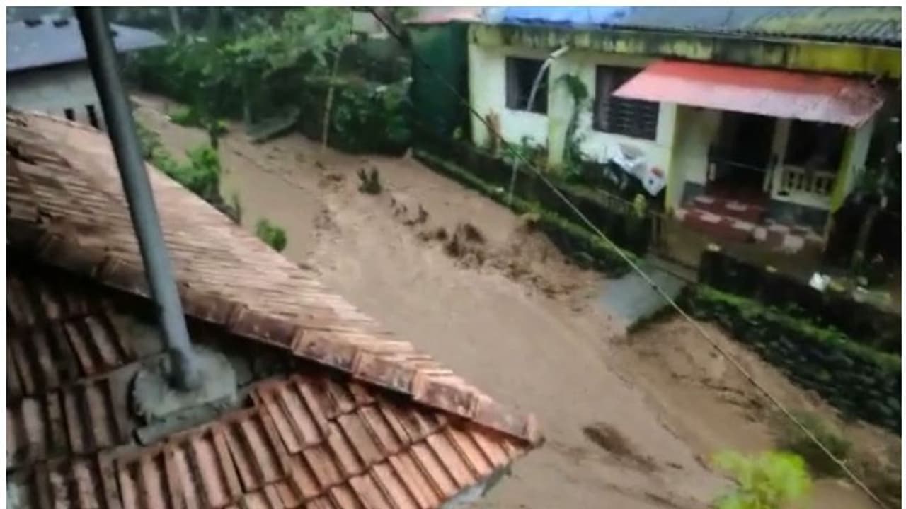 പത്തനംതിട്ടയിലും ഇടുക്കിയിലും കനത്തമഴ; വനത്തിനുള്ളില് ഉരുള്പൊട്ടി, കോട്ടമണ്പാറയില് കാര് ഒലിച്ചുപോയി പത്തനംതിട്ടയിലും ഇടുക്കിയിലും കനത്തമഴ; വനത്തിനുള്ളില് ഉരുള്പൊട്ടി, കോട്ടമണ്പാറയില് കാര് ഒലിച്ചുപോയി