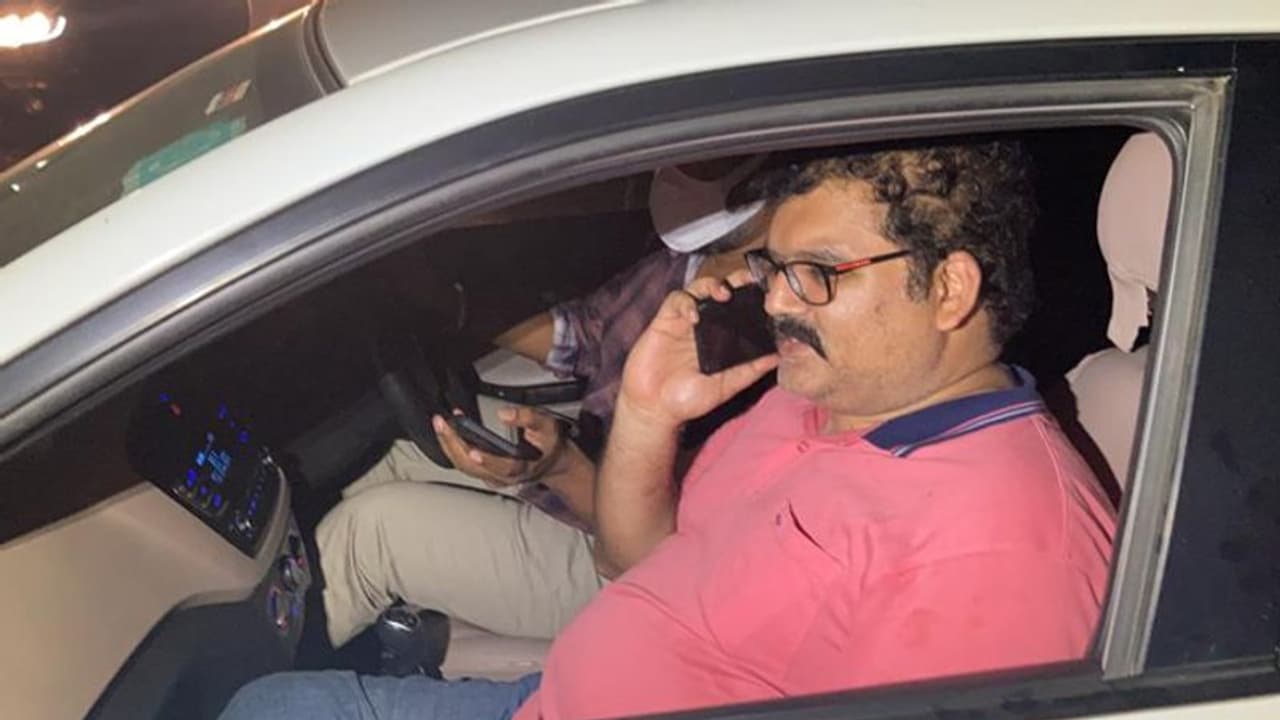 గన్నవరంలో గరం గరం.. నా భర్తకు ఏం జరిగినా సీఎం, డీజీపీలే బాధ్యులు: టీడీపీ నేత పట్టాభి భార్య ఆందోళన గన్నవరంలో గరం గరం.. నా భర్తకు ఏం జరిగినా సీఎం, డీజీపీలే బాధ్యులు: టీడీపీ నేత పట్టాభి భార్య ఆందోళన