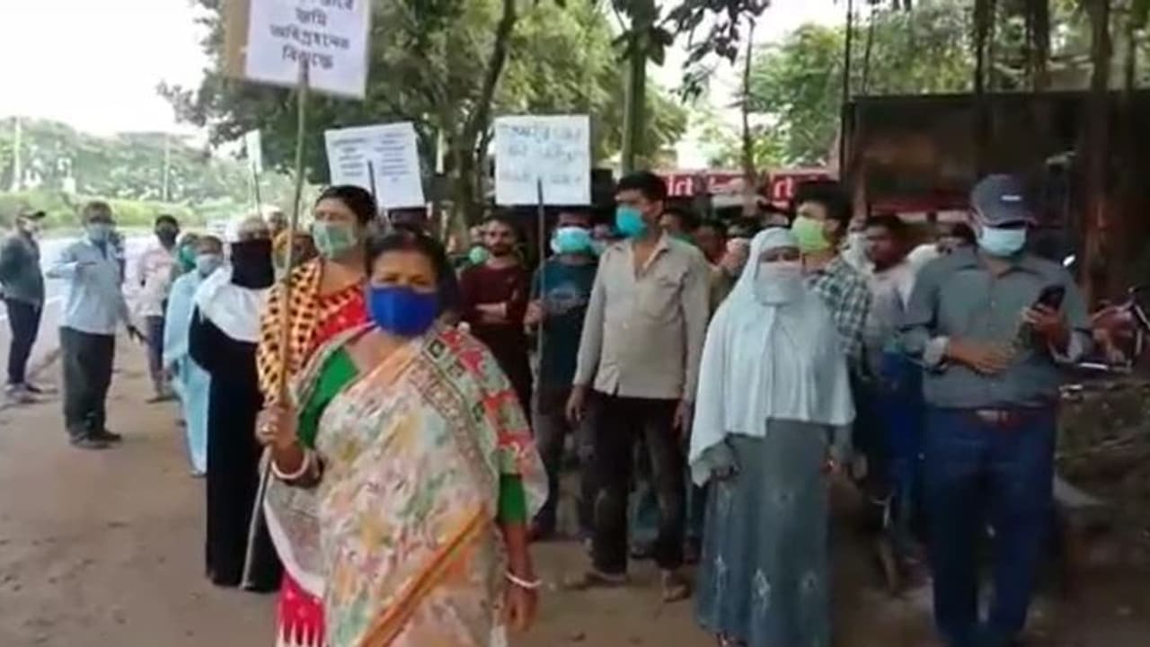 না জানিয়ে জমির হস্তান্তর, বিক্ষোভে সামিল জমির মালিকরা না জানিয়ে জমির হস্তান্তর, বিক্ষোভে সামিল জমির মালিকরা