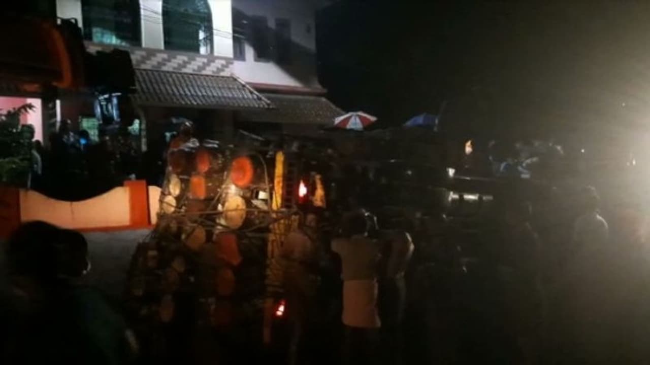 ഓട്ടോറിക്ഷയുടെ മുകളിലേക്ക് തടി ലോറി മറിഞ്ഞു; ഓട്ടോ ഡ്രൈവർ മരിച്ചു, യാത്രക്കാരായ രണ്ട് പേരുടെ നില ഗുരുതരം ഓട്ടോറിക്ഷയുടെ മുകളിലേക്ക് തടി ലോറി മറിഞ്ഞു; ഓട്ടോ ഡ്രൈവർ മരിച്ചു, യാത്രക്കാരായ രണ്ട് പേരുടെ നില ഗുരുതരം