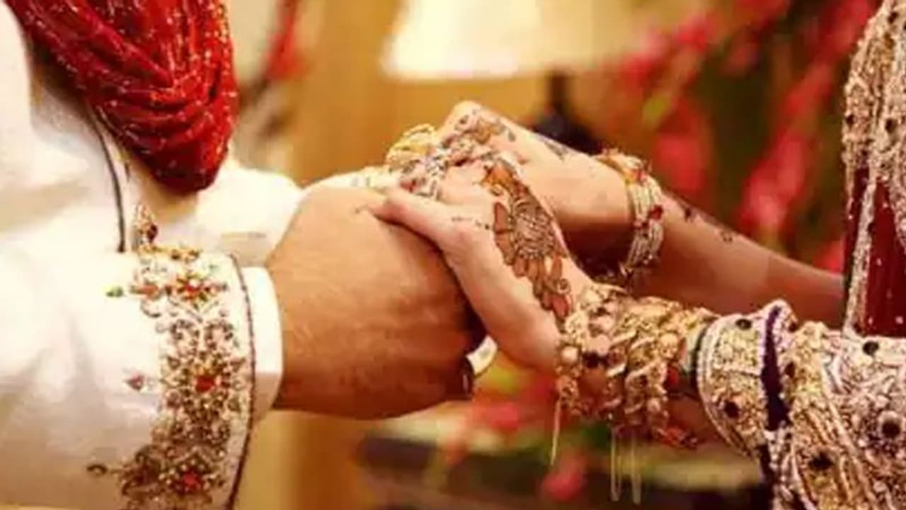 2 महीने पहले हुई शादी, लेकिन पति ने किया घिनौना काम, स्मार्टफोन खरीदने के लिए पत्नी को ही बेच दिया 2 महीने पहले हुई शादी, लेकिन पति ने किया घिनौना काम, स्मार्टफोन खरीदने के लिए पत्नी को ही बेच दिया