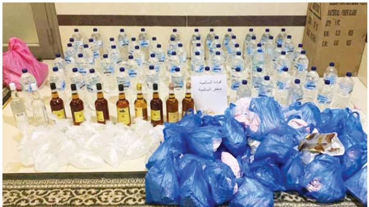 വാഹന പരിശോധനയ്ക്കിടെ കണ്ടെത്തിയത് 120 കുപ്പി മദ്യം; പ്രവാസികള് അറസ്റ്റിലായി വാഹന പരിശോധനയ്ക്കിടെ കണ്ടെത്തിയത് 120 കുപ്പി മദ്യം; പ്രവാസികള് അറസ്റ്റിലായി