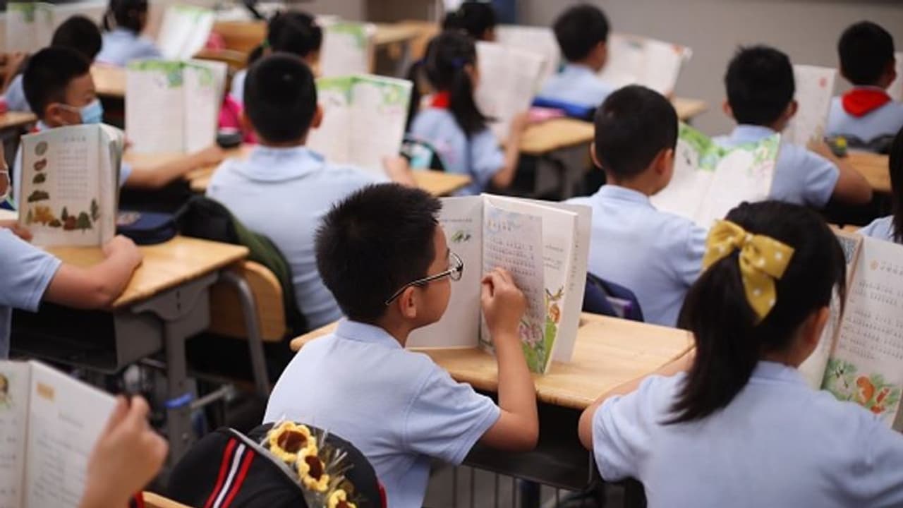 మంగళగిరిలో కలకలం... స్కూల్ నుండి నలుగురు చిన్నారులు మిస్సింగ్ (Video)