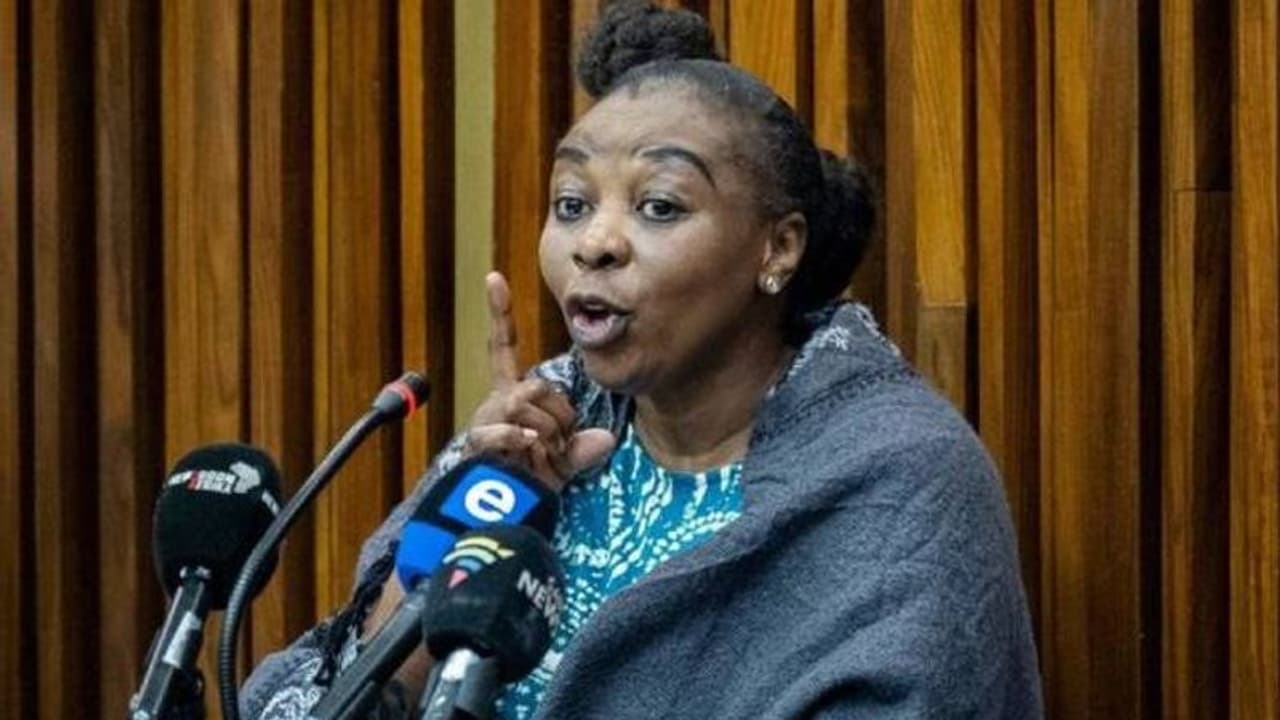 ഇൻഷുറൻസ് തുക തട്ടണം, മുൻപൊലീസുകാരി കൊന്നത് കാമുകനും ബന്ധുക്കളുമടക്കം ആറുപേരെ ഇൻഷുറൻസ് തുക തട്ടണം, മുൻപൊലീസുകാരി കൊന്നത് കാമുകനും ബന്ധുക്കളുമടക്കം ആറുപേരെ