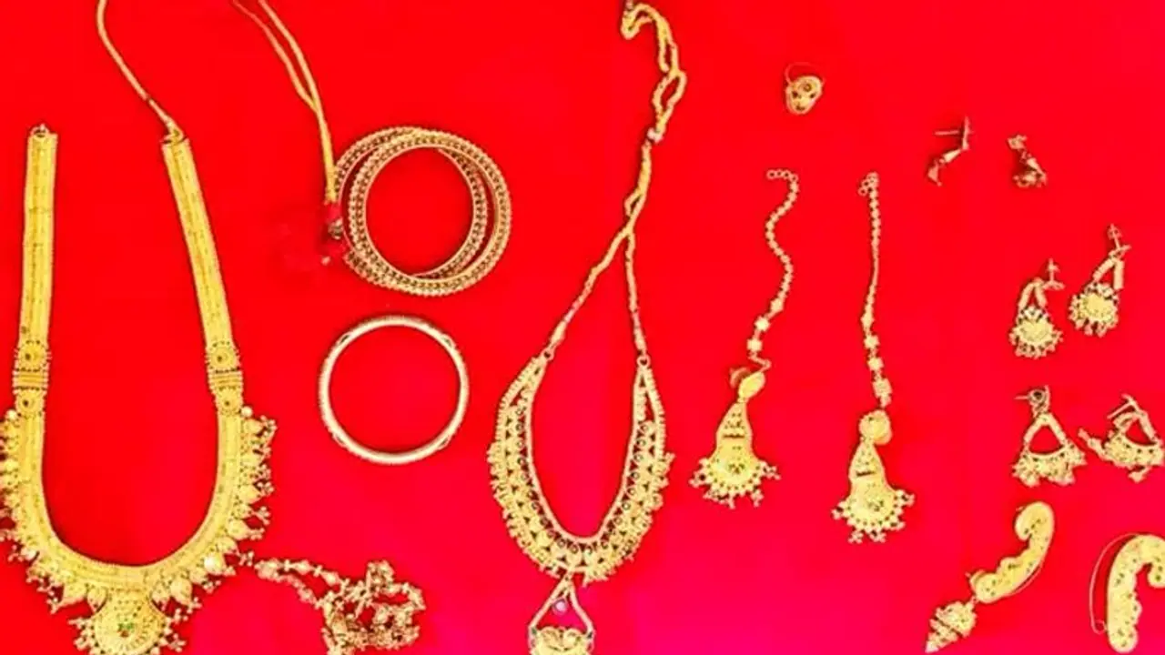 ವಿಜಯಪುರ: ಮನೆ, ಬೈಕ್ ಕಳವು, ಅಪಾರ ಮೌಲ್ಯದ ಬೆಳ್ಳಿ, ಚಿನ್ನಾಭರಣ ವಶ ವಿಜಯಪುರ: ಮನೆ, ಬೈಕ್ ಕಳವು, ಅಪಾರ ಮೌಲ್ಯದ ಬೆಳ್ಳಿ, ಚಿನ್ನಾಭರಣ ವಶ