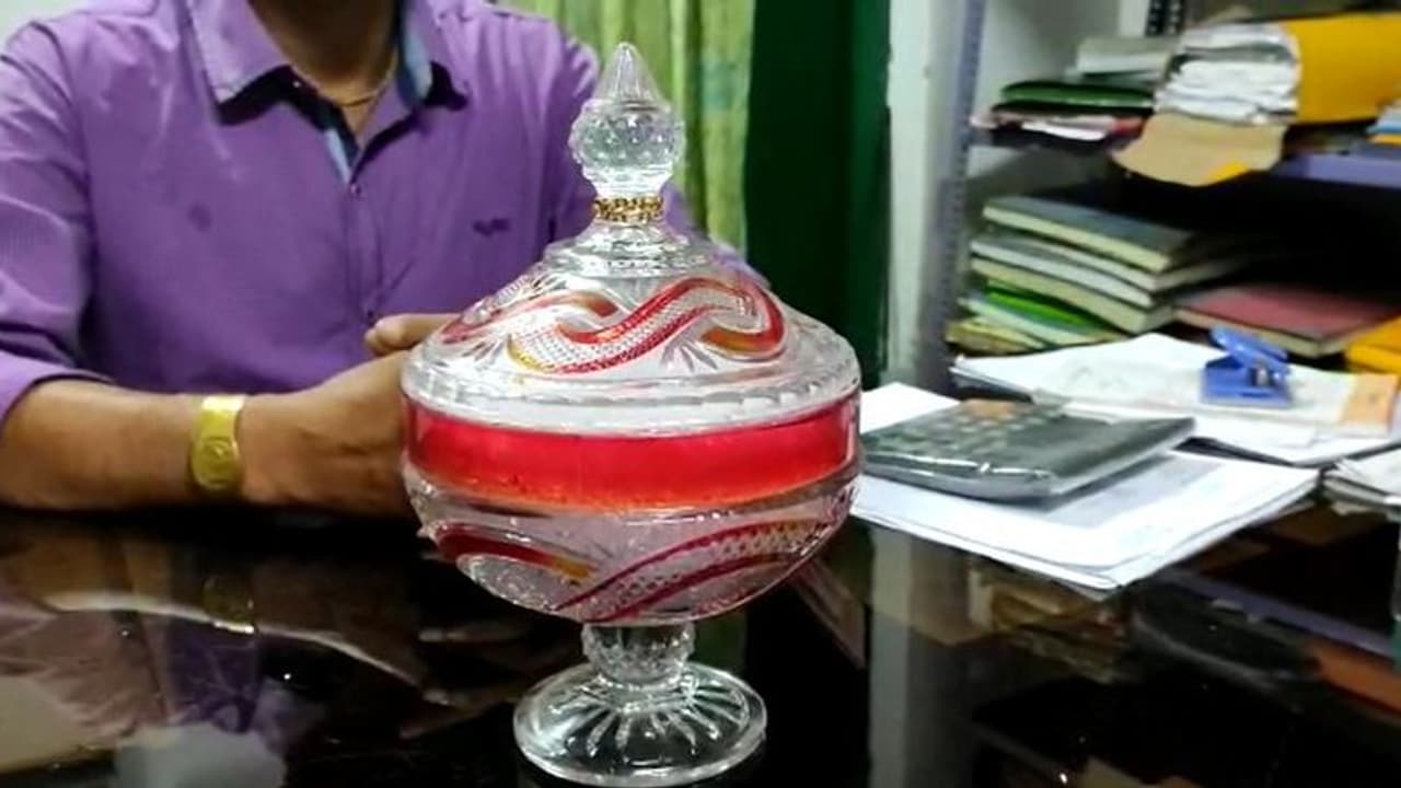 জারের গায়ে লেখা 'মেড ইন ফ্রান্স', উদ্ধার ১২ কোটি টাকার সাপের বিষ জারের গায়ে লেখা 'মেড ইন ফ্রান্স', উদ্ধার ১২ কোটি টাকার সাপের বিষ