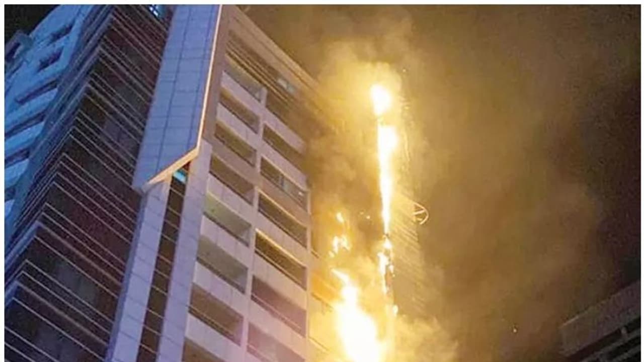 ദുബൈ മറീനയില് അപ്പാര്ട്ട്മെന്റ് കെട്ടിടത്തില് തീപ്പിടുത്തം ദുബൈ മറീനയില് അപ്പാര്ട്ട്മെന്റ് കെട്ടിടത്തില് തീപ്പിടുത്തം