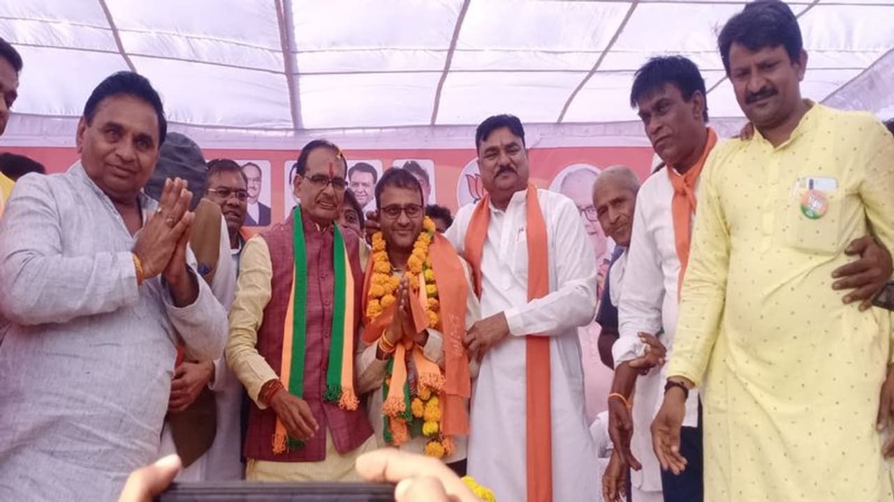 उपचुनाव से पहले दलबदल : मध्यप्रदेश में 'बिरला' बिगाड़ेंगे कांग्रेस का खेल, 'नाथ' से नाराजगी, अब 'कमल' के साथ