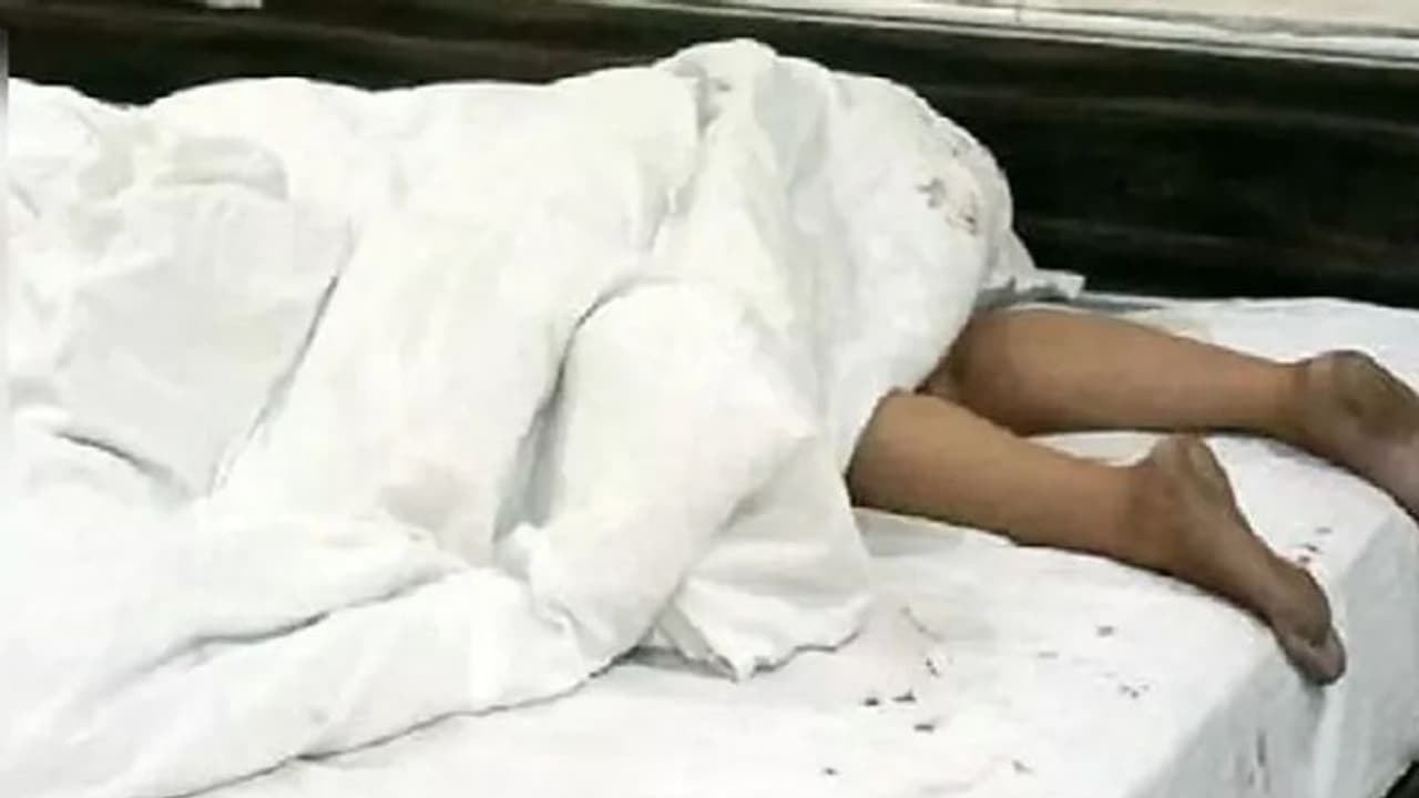 एक हफ्ते बाद बच्चे को जन्म देने वाली थी, लेकिन उससे पहले ही पति ने गर्भवती पत्नी के पेट में मारा तीर एक हफ्ते बाद बच्चे को जन्म देने वाली थी, लेकिन उससे पहले ही पति ने गर्भवती पत्नी के पेट में मारा तीर