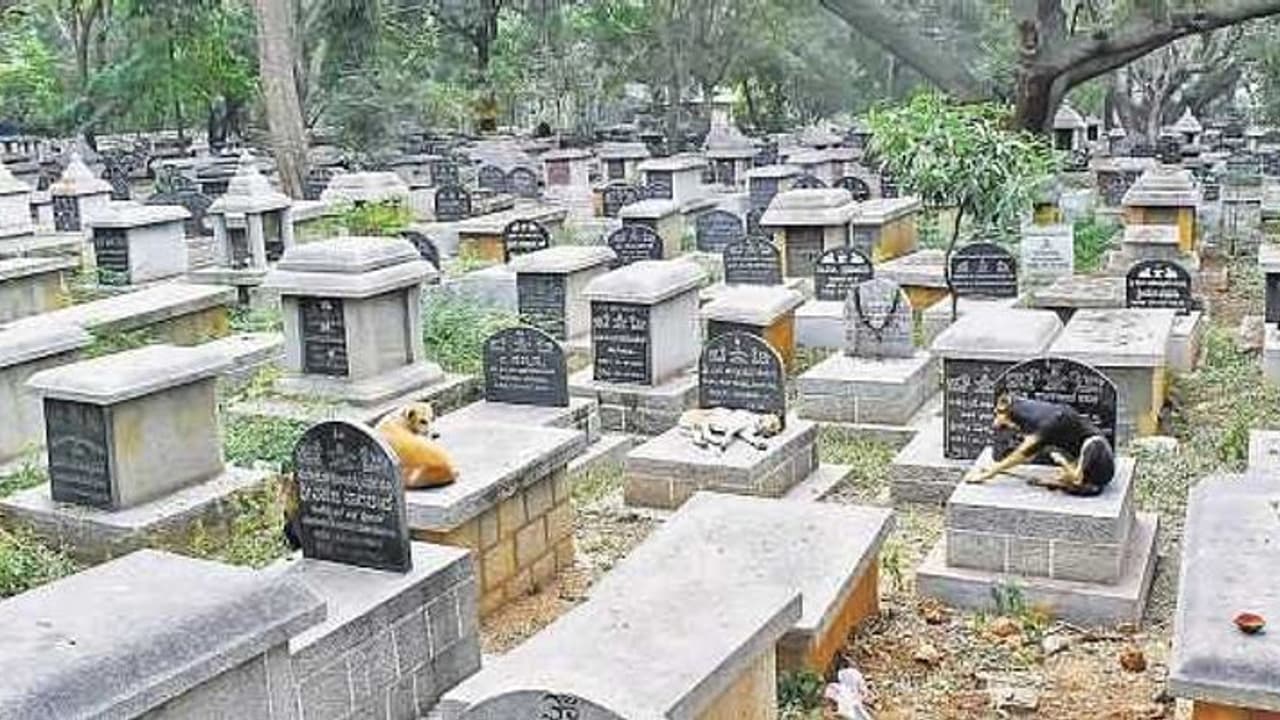 ఘోరం.. పిల్లలు పుట్టడం లేదని.. మహిళను స్మశానంలో కూర్చోబెట్టి.. అస్థికలు తినిపించి... 