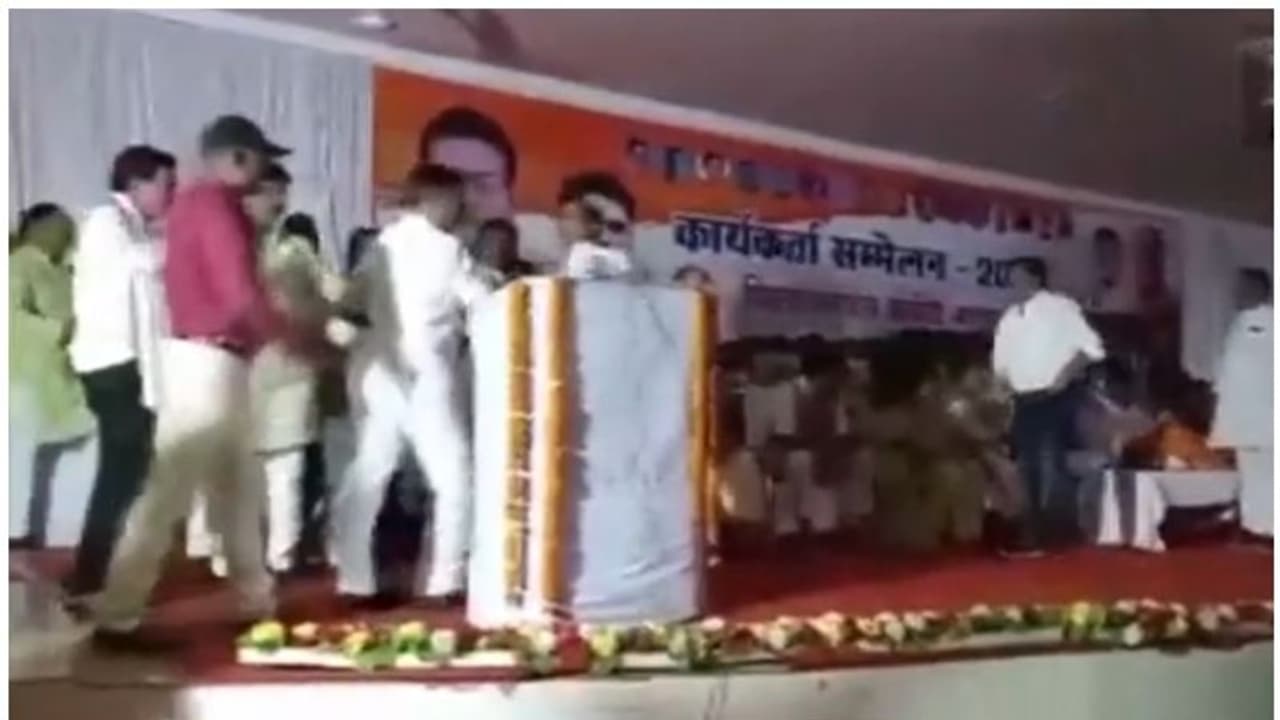 సభపైనే కాంగ్రెస్ నేతల బాహాబాహీ.. మాట్లాడుతుంటే ఆ నేతను నెట్టేసిన కార్యకర్తలు