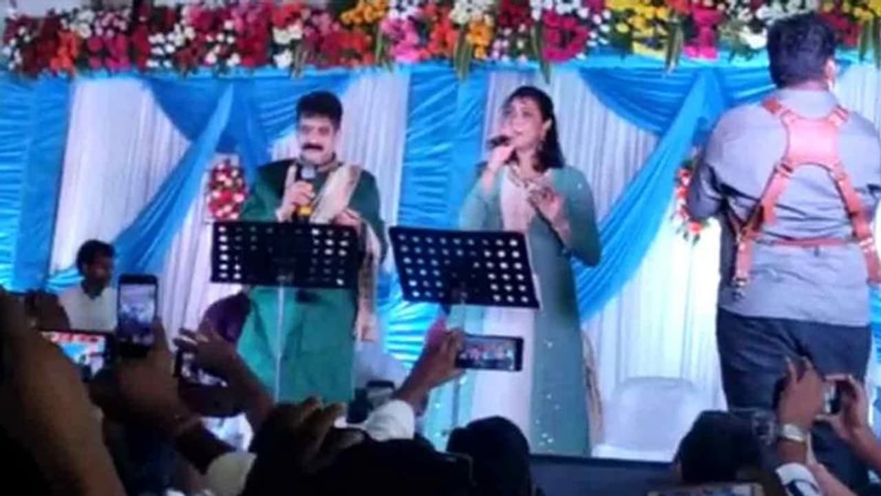 గాయకుడిగా మారిన వైసీపీ ఎమ్మెల్యే కరణం ధర్మశ్రీ , వీడియో వైరల్