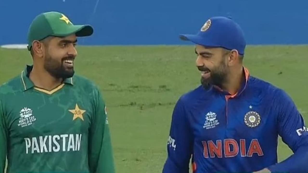 Virat Kohli: സ്നേഹം പരക്കട്ടെ, കോലിയുടെ ചിത്രവുമായി ഗദ്ദാഫിയിലെ ഗ്യാലറിയില് ഒരു ആരാധകന്; ചിത്രം വൈറല് Virat Kohli: സ്നേഹം പരക്കട്ടെ, കോലിയുടെ ചിത്രവുമായി ഗദ്ദാഫിയിലെ ഗ്യാലറിയില് ഒരു ആരാധകന്; ചിത്രം വൈറല്