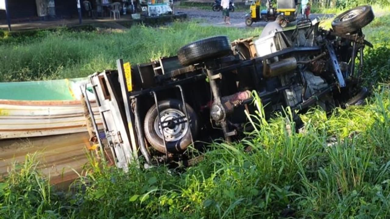 ഡ്രൈവര് ഉറങ്ങി; പിക്കപ്പ് വാൻ നിയന്ത്രണം വിട്ട് പോസ്റ്റിലിടിച്ച് മറിഞ്ഞു ഡ്രൈവര് ഉറങ്ങി; പിക്കപ്പ് വാൻ നിയന്ത്രണം വിട്ട് പോസ്റ്റിലിടിച്ച് മറിഞ്ഞു