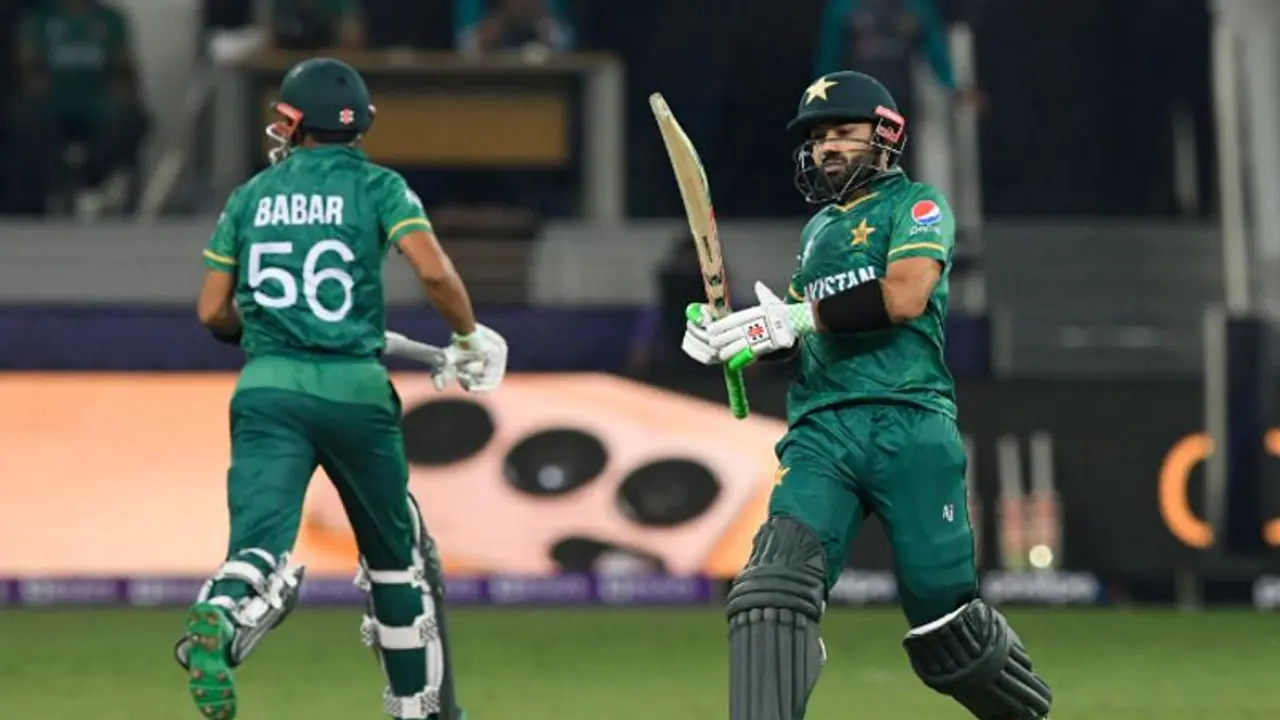 ടി20 ലോകകപ്പ്: ബ്രേക്ക് ത്രൂ കിട്ടാതെ ഇന്ത്യന്‍ ബൗളര്‍മാര്‍; പാകിസ്ഥാന്‍ മുന്നേറുന്നു