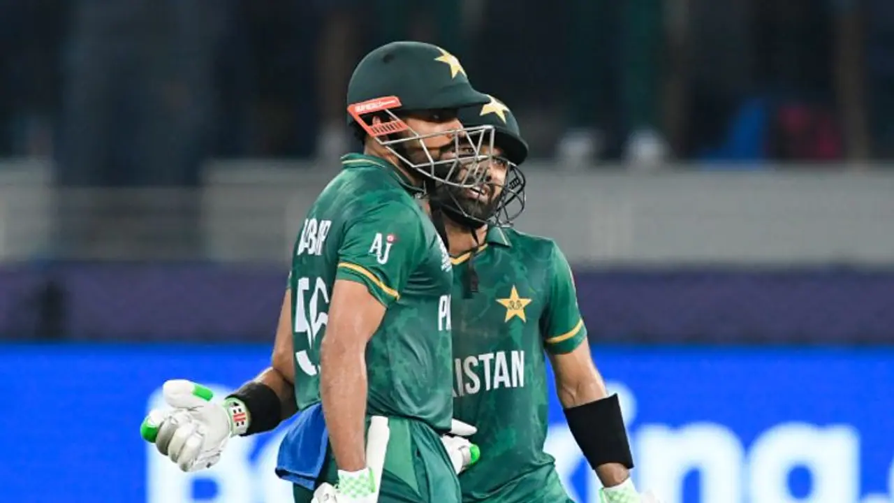 ടി20 ലോകകപ്പ്: കോലിപ്പോരാട്ടം പാഴായി; ബാബര് റിസ്വാന് അതിശയ കൂട്ടുകെട്ടില് പാകിസ്ഥാന് 10 വിക്കറ്റ് ജയം ടി20 ലോകകപ്പ്: കോലിപ്പോരാട്ടം പാഴായി; ബാബര് റിസ്വാന് അതിശയ കൂട്ടുകെട്ടില് പാകിസ്ഥാന് 10 വിക്കറ്റ് ജയം