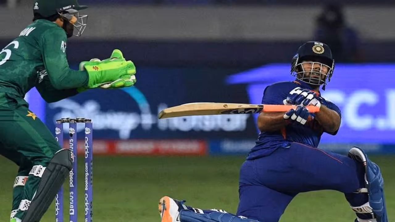 T20 World Cup 2021: पावरफुल पंत का कमाल, एक हाथ से लगाए दो दो सिक्स, पाकिस्तानी प्लेयर भी रह गए हैरान T20 World Cup 2021: पावरफुल पंत का कमाल, एक हाथ से लगाए दो दो सिक्स, पाकिस्तानी प्लेयर भी रह गए हैरान