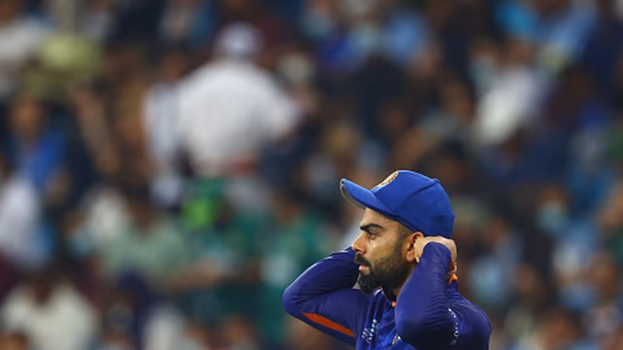 पाकिस्तानी पत्रकार के सवाल पर भड़के कोहली, कहा क्या रोहित शर्मा को बाहर कर दूं? पाकिस्तानी पत्रकार के सवाल पर भड़के कोहली, कहा क्या रोहित शर्मा को बाहर कर दूं?